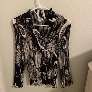 Women’s black and white crinkle blouse